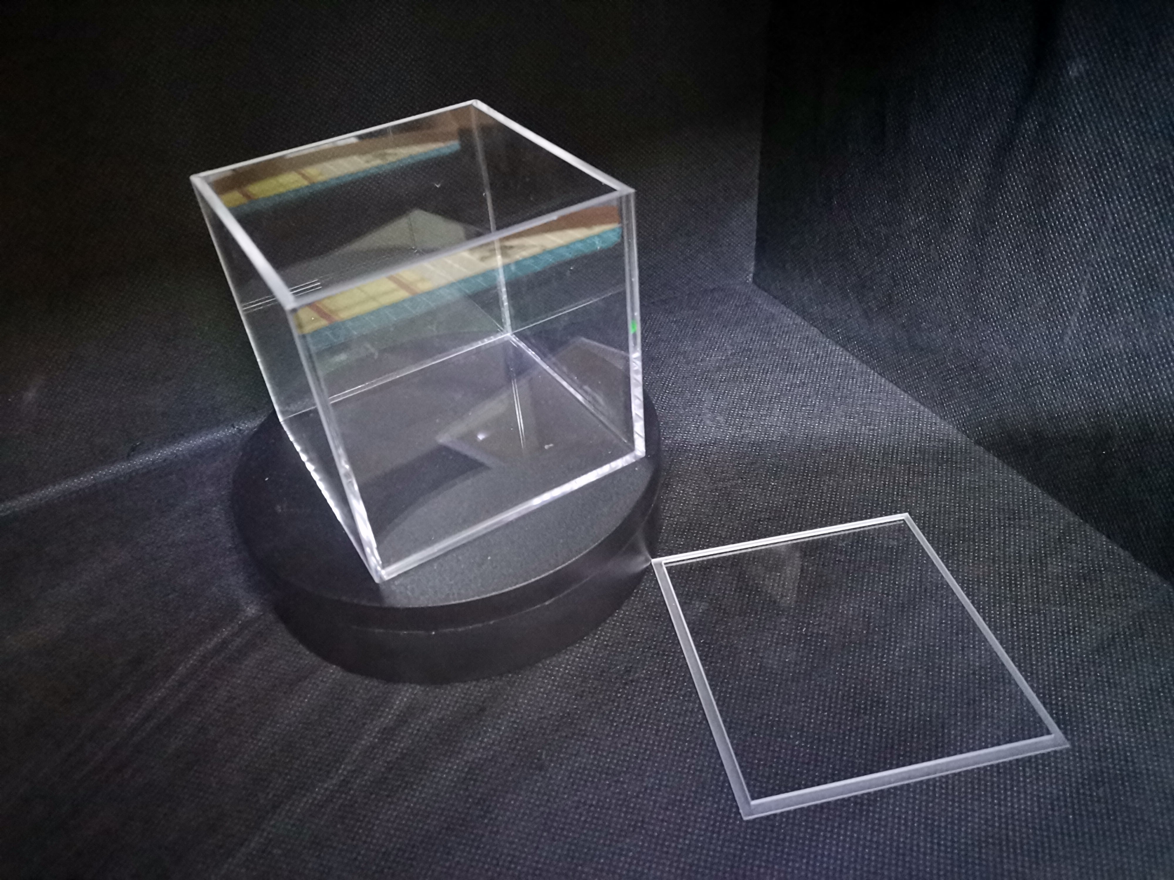 Acrylic Diorama & Photo Frame Cube  [for 3.25x3.25 inch photos (8.3cm interior,8.8cm exterior]